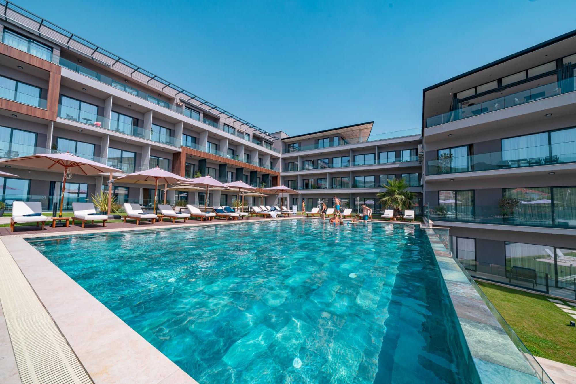 Royal Blue & Residences Kavac